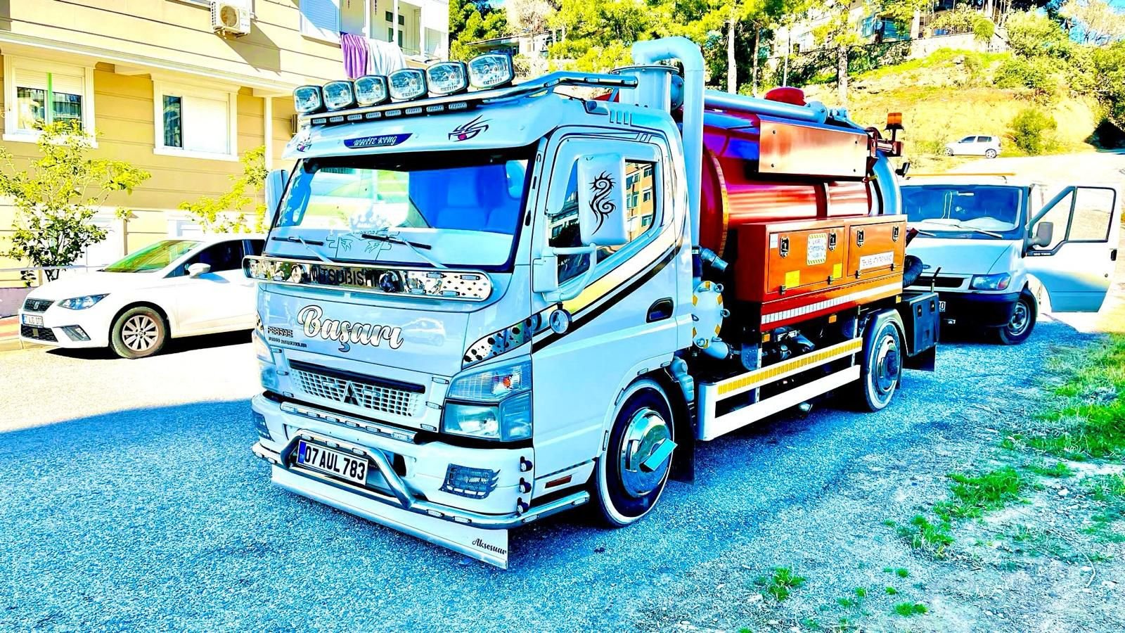 Manavgat Başarı Vidanjör araç filomuz - beyaz Mitsubishi ve turuncu Ford yan yana